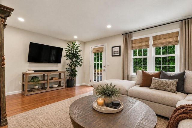 6 Waltham Dr 6, Plainville, MA 02762