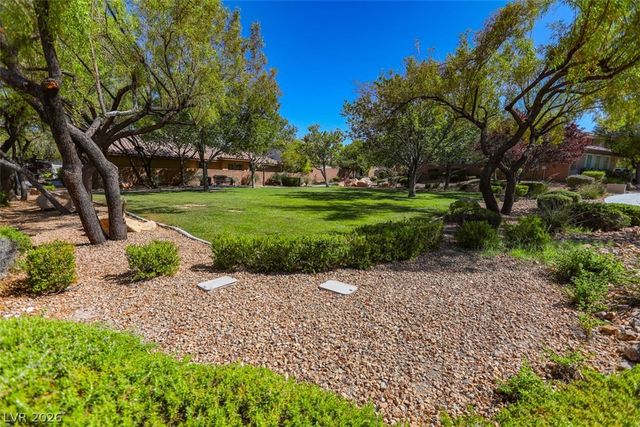 11057 Village Crest Lane, Las Vegas, NV 89135