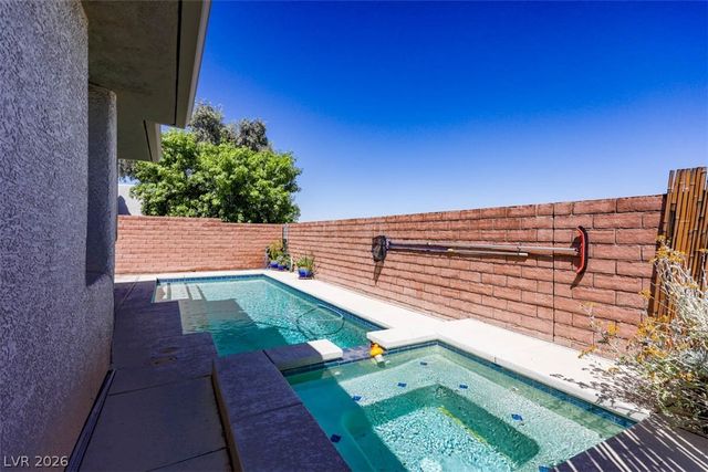 11057 Village Crest Lane, Las Vegas, NV 89135