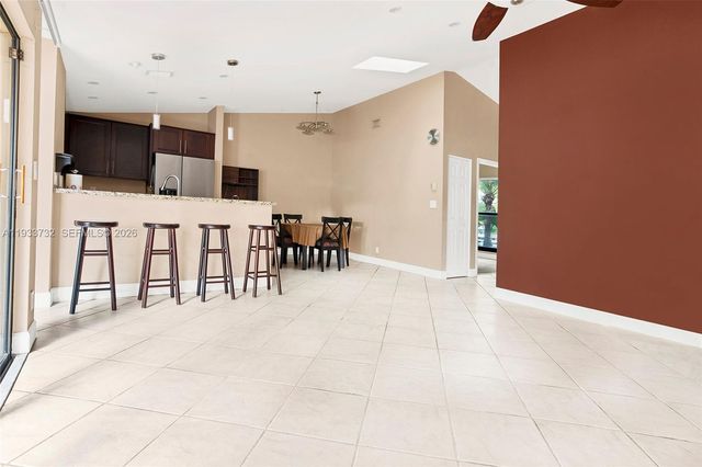 3074 S Oakland Forest Drive 702, Oakland Park, FL 33309