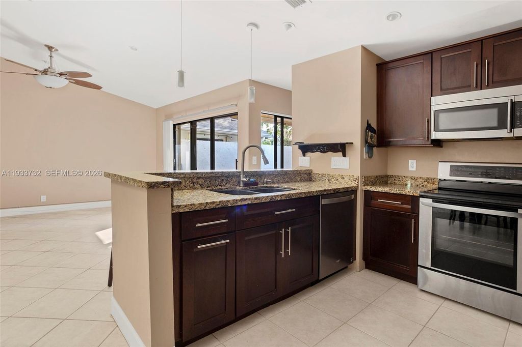 3074 S Oakland Forest Drive 702, Oakland Park, FL 33309