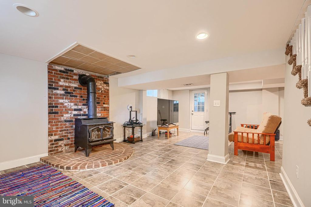 Image 32 of property listing at 6007 WINTHROPE AVE, Baltimore, MD 21206