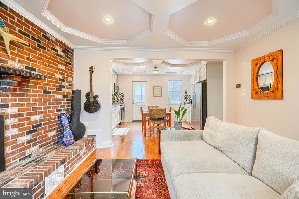 Image 4 of property listing at 6007 WINTHROPE AVE, Baltimore, MD 21206