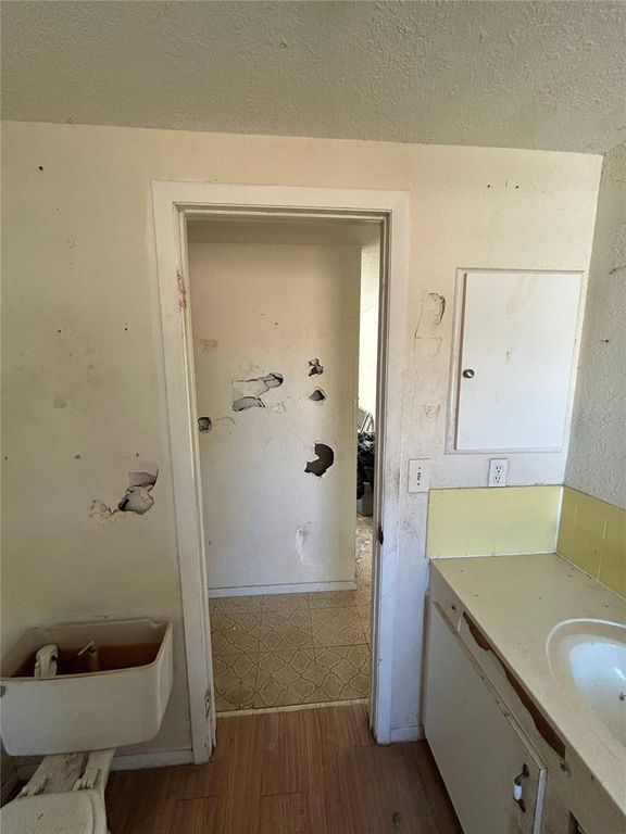 Image 15 of property listing at 8290 OSPREY ROAD, Englewood, FL 34224