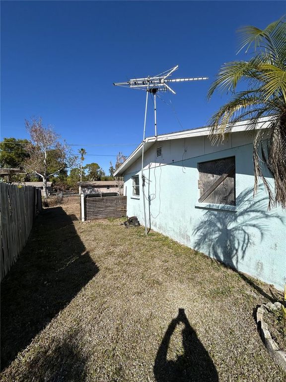 Image 16 of property listing at 8290 OSPREY ROAD, Englewood, FL 34224