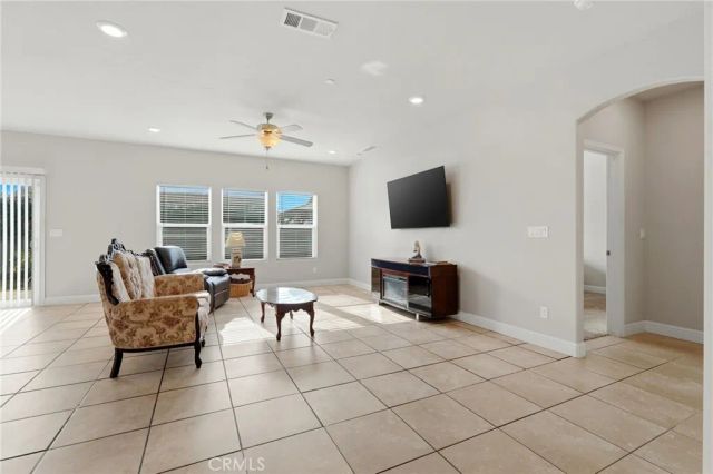 3725 W Clinton, Visalia, CA 93291