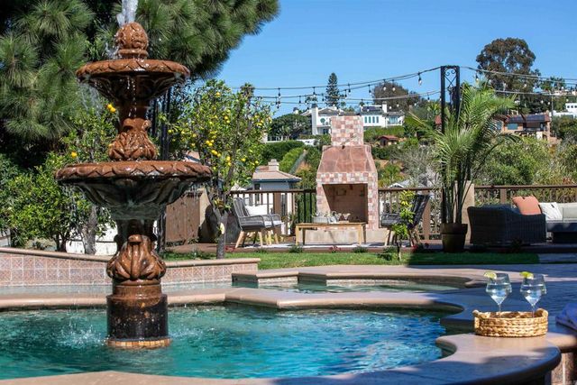 6817 Vianda Ct Court, Carlsbad, CA 92009