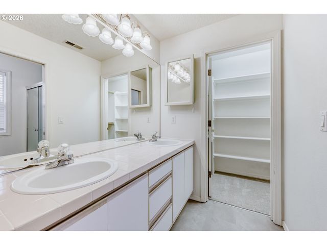 5286 Nw WAHKEENA Ln, Portland, OR 97229