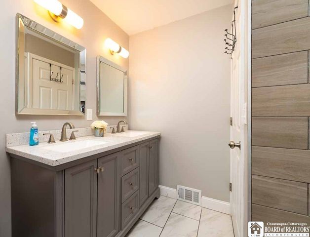 15 Robinson Street, Hanover, NY 14136