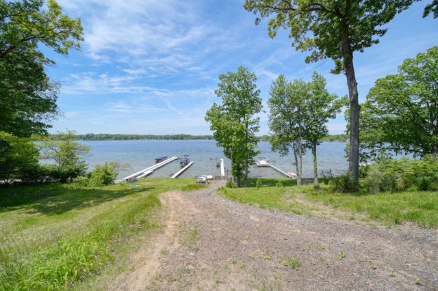 1853 Shady Lane, Brooklyn, MI 49230