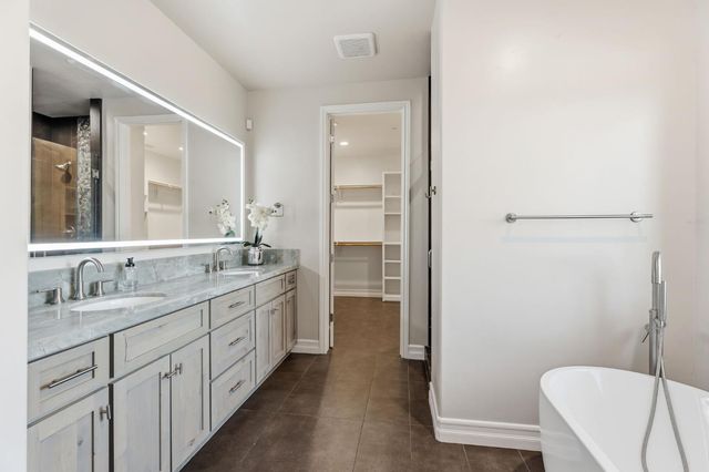 5675 Boston Ave, Kingsburg, CA 93631