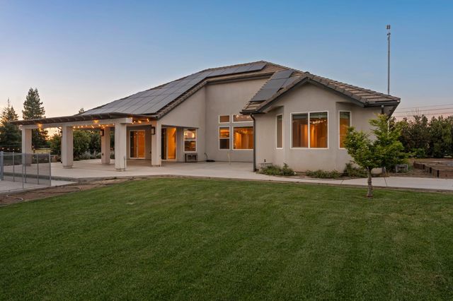 5675 Boston Ave, Kingsburg, CA 93631