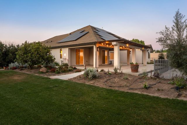 5675 Boston Ave, Kingsburg, CA 93631