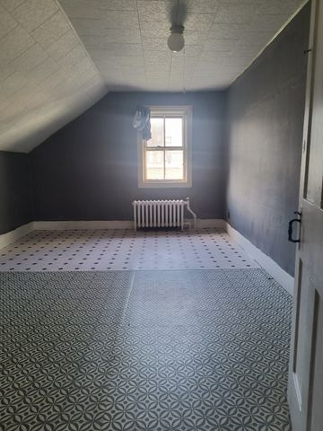 90 Tremont St, Fall River, MA 02720