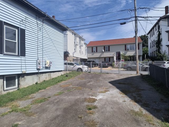 90 Tremont St, Fall River, MA 02720