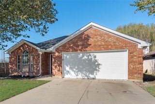 824 Bridle Trail, Saginaw, TX 76179