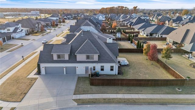 8607 W Flycatcher Place, Bentonville, AR 72713
