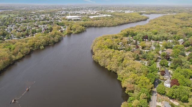 25 Tullson Ave, Seekonk, MA 02771