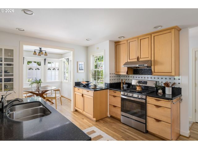 261 Sw BIRDSHILL Rd, Portland, OR 97219