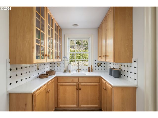 261 Sw BIRDSHILL Rd, Portland, OR 97219