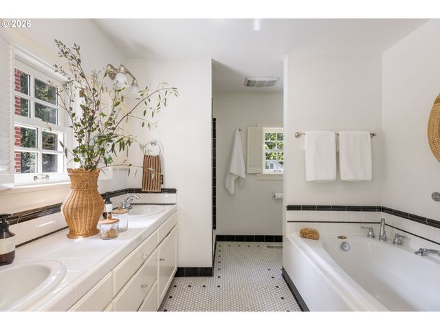 261 Sw BIRDSHILL Rd, Portland, OR 97219