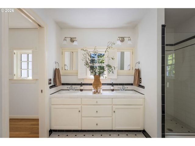 261 Sw BIRDSHILL Rd, Portland, OR 97219