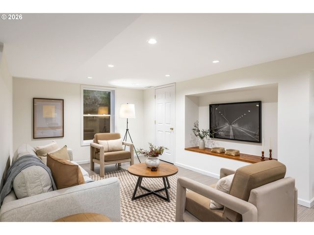 261 Sw BIRDSHILL Rd, Portland, OR 97219