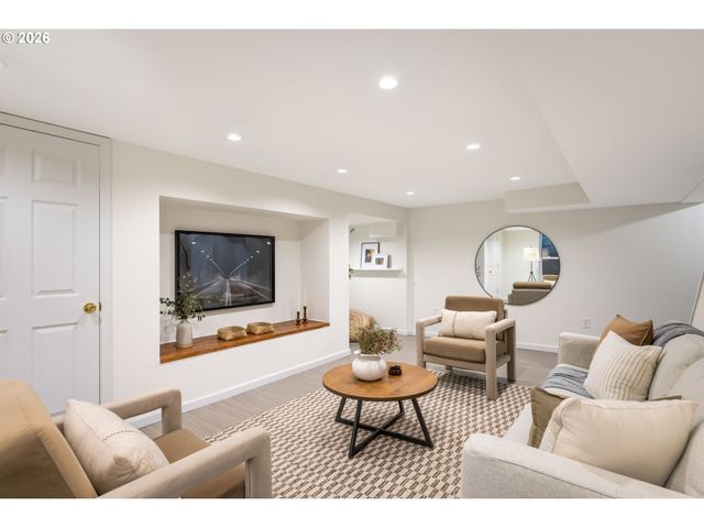 261 Sw BIRDSHILL Rd, Portland, OR 97219