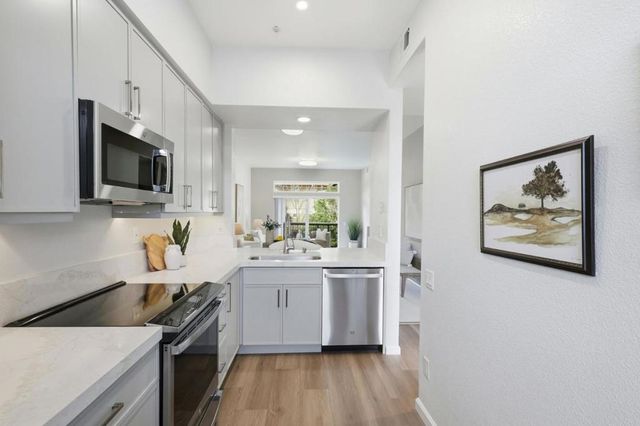 332 Crescent Court, Brisbane, CA 94005