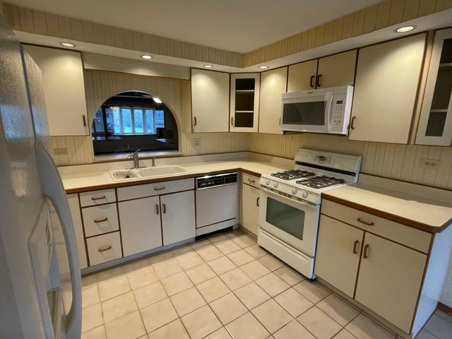 900 Georgean Lane, Schaumburg, IL 60193