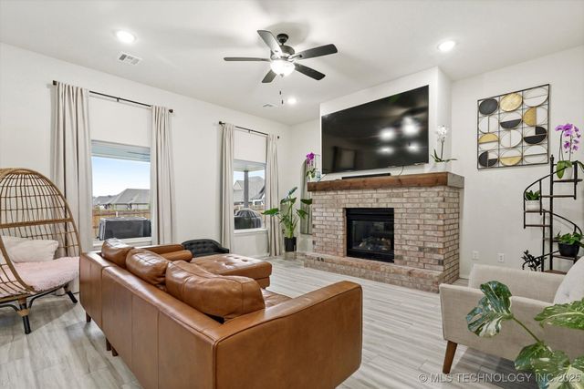 6802 S Hemlock Avenue, Broken Arrow, OK 74011