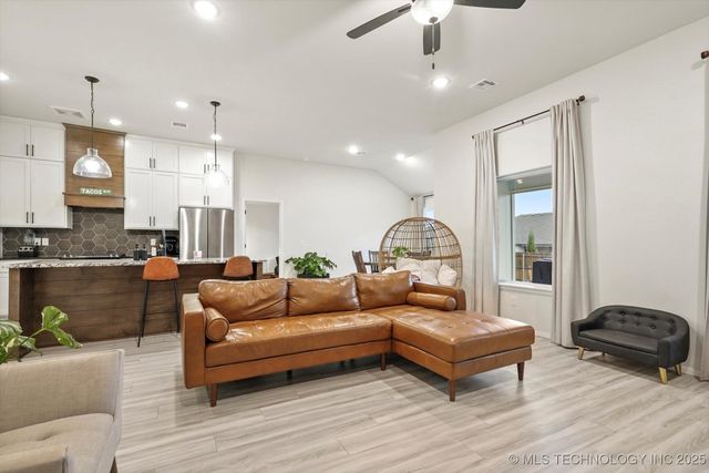 6802 S Hemlock Avenue, Broken Arrow, OK 74011