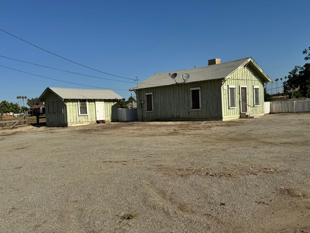 Image 2 of property listing at 1109 N Jaye Street, Porterville, CA 93257