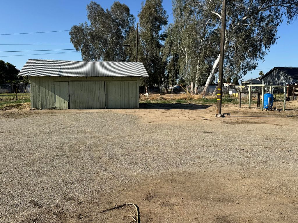Image 4 of property listing at 1109 N Jaye Street, Porterville, CA 93257