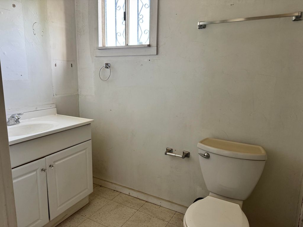 Image 8 of property listing at 1109 N Jaye Street, Porterville, CA 93257