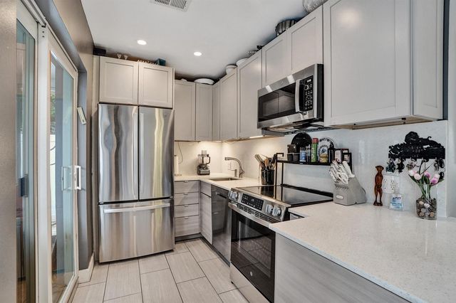 4641 NE 6th Avenue, Oakland Park, FL 33334