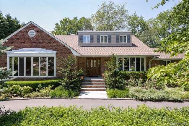 14 Pine Drive, Woodbury, NY 11797