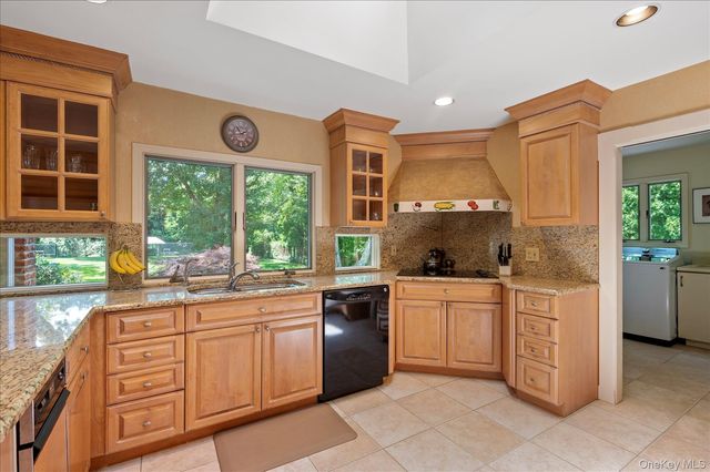 14 Pine Drive, Woodbury, NY 11797
