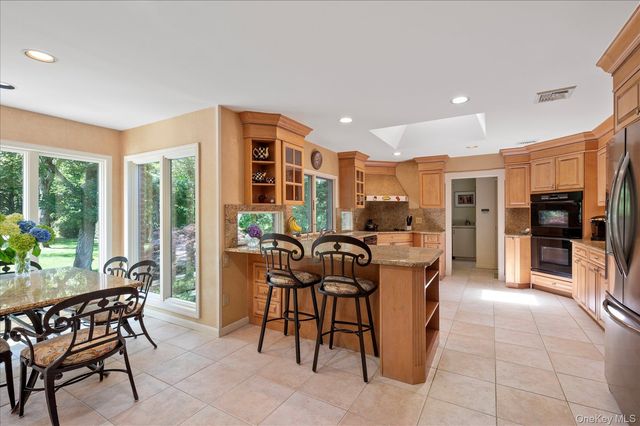 14 Pine Drive, Woodbury, NY 11797