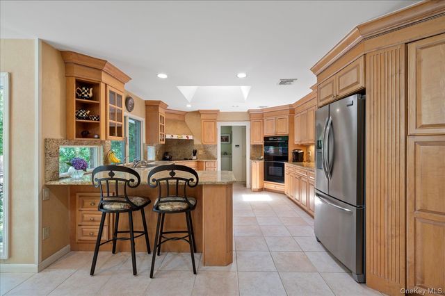 14 Pine Drive, Woodbury, NY 11797