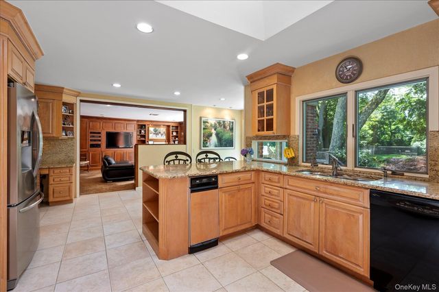 14 Pine Drive, Woodbury, NY 11797