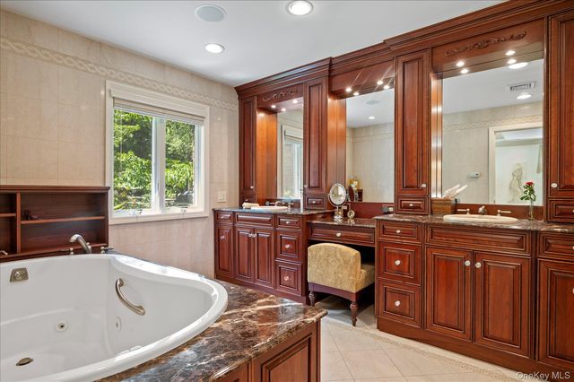 14 Pine Drive, Woodbury, NY 11797