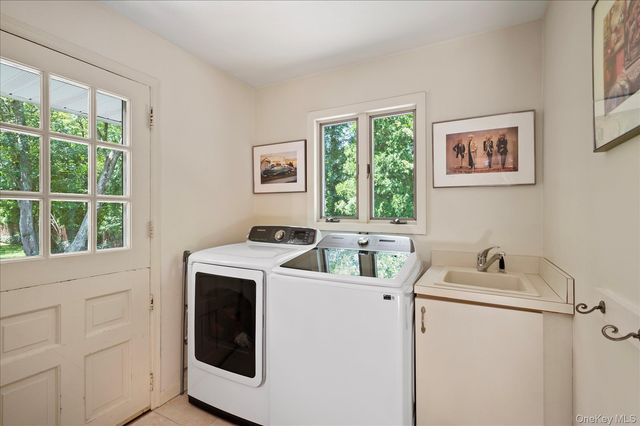 14 Pine Drive, Woodbury, NY 11797