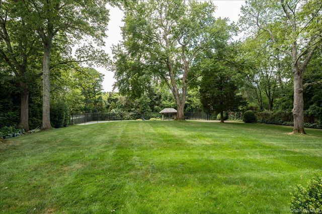 14 Pine Drive, Woodbury, NY 11797
