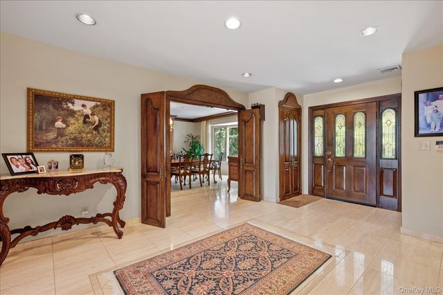 14 Pine Drive, Woodbury, NY 11797