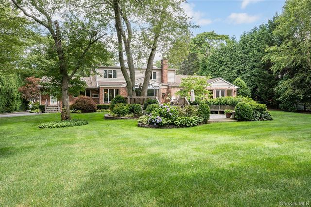 14 Pine Drive, Woodbury, NY 11797