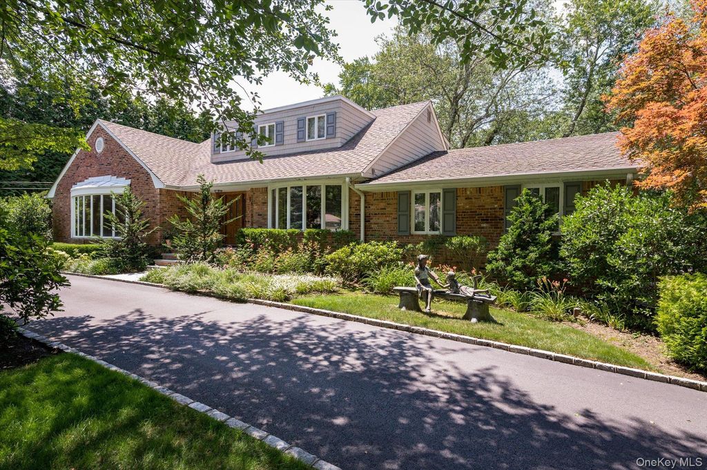 14 Pine Drive, Woodbury, NY 11797