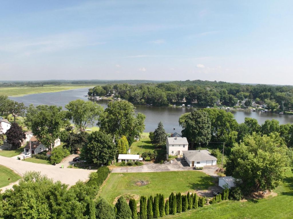 6301 Riverside ROAD, Waterford, WI 53185