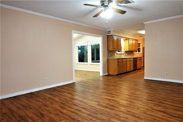 216 Llano Dr, Portland, TX 78374