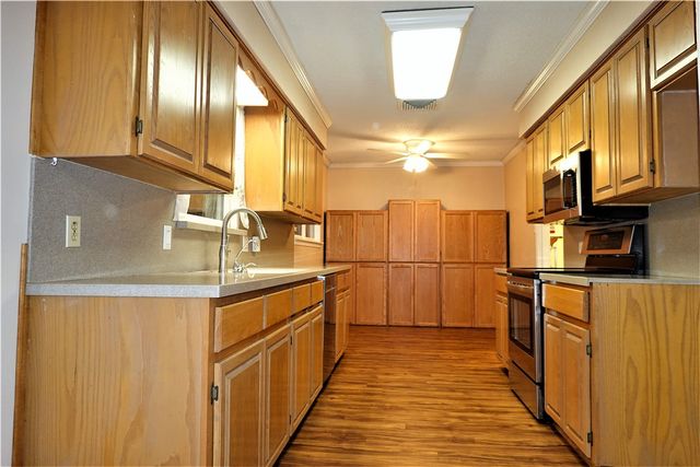 216 Llano Dr, Portland, TX 78374
